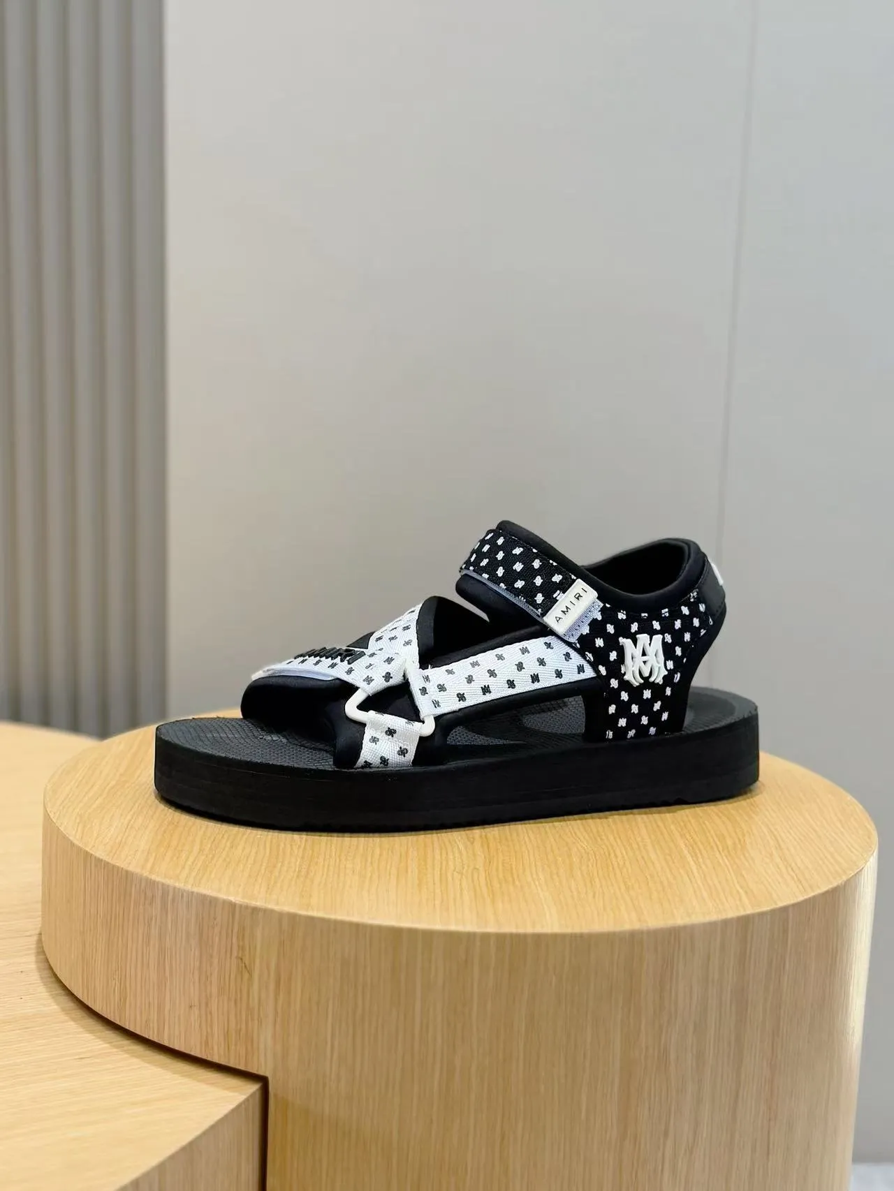 [AMIRI*AMIRI] P:500💰 Size: 39-45 Official website new original version 1:1 AMIRI*AMIRI classic men's sandals, high-end boutique, original material, TPU foam bottom, fine workmanship, casual, loose and comfortable, a must-have in summer.